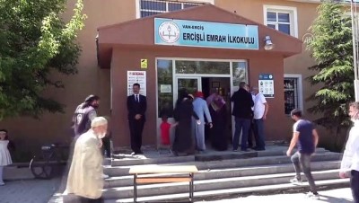 muhtarlik secimi - VAN - Erciş'te 5 mahallede yapılan muhtarlık seçimi sona erdi Videosu