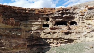 AĞRI - Kayalar oyularak yapılan 'Yukarı Biligan Mağaraları' ziyaretçilerini bekliyor