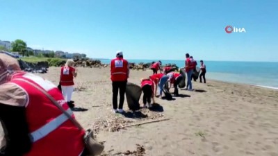  Gençler sahilden torbalarca çöp topladı