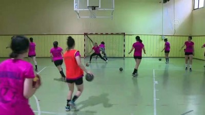 kiz cocuklar - İZMİR - Kız çocuklarının spor yapması için kurulan hentbol takımı, 1. Lig'e çıkmak için mücadele edecek Videosu