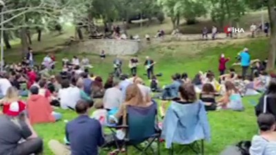  Maçka Parkı'nda korona virüsü hiçe sayarak açık hava konseri verdiler