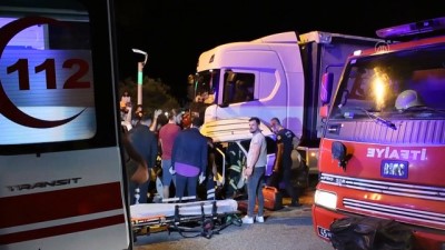 MANİSA - Tırla otomobilin çarpıştığı kazda 2 kişi yaralandı