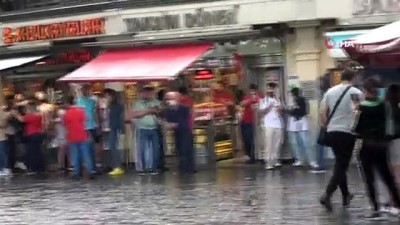  Sağanak yağış Taksim Meydan’ında hayatı olumsuz etkiledi