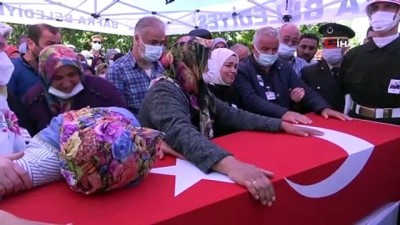 cenaze araci -  Şehidin annesinin feryatları yürekleri dağladı...'Çok yaktın beni oğul. Sözümü tutamadım annem 'bana ağlama' dedin' Videosu