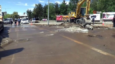  Su borusu patladı, yollar göle döndü