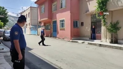 supheli canta -  Çöpe atmak yerine evin önüne koyduğu eski çanta polisi alarma geçirdi Videosu