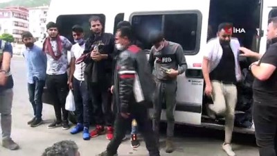 dur ihtari -  Dur ihtarına uymayan minibüsten 35 kaçak çıktı Videosu