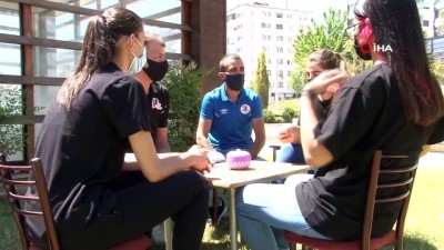 kiz cocuklar - Süper Lig'de mücadele etmişlerdi, çay bahçesinde çalışarak kulübe destek olmaya başladı Videosu