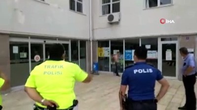denetimli serbestlik -  Adliye önünde yarı çıplak eylem yapan şahsı polisler ikna etti Videosu