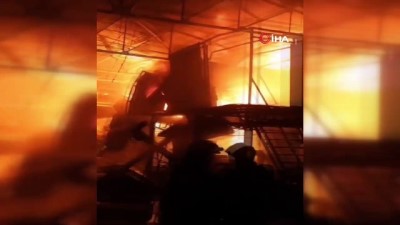 yangin yeri -  Geri dönüşüm fabrikası alev alev yandı Videosu