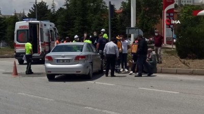 polis ekipleri -  Kavşakta iki otomobil çarpıştı: 2 yaralı Videosu