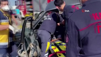 aydinlatma diregi -  Kazada savrulan otomobil aydınlatma direğine çarptı: 3 yaralı Videosu