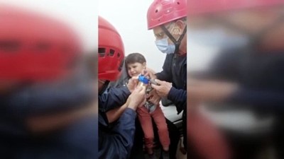 KOCAELİ - Parmağı delik damacana kapağına sıkışan 2 yaşındaki çocuk kurtarıldı