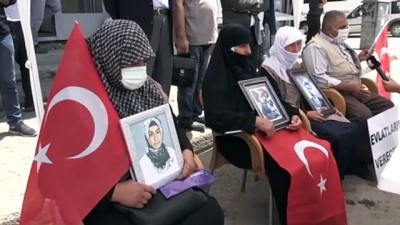 MUŞ - Çocukları dağa kaçırılan aileler HDP binası önünde oturma eylemi yaptı