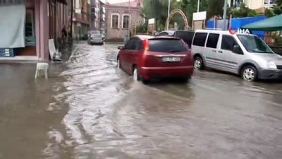  Sağanak yağış Kula'da hayatı olumsuz etkiledi