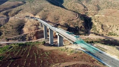 yaya trafigi - SİİRT - (DRONE) Siirt-Şırnak arası ulaşım Zarova Köprüsü ile daha konforlu hale gelecek (2) Videosu
