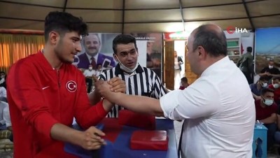 konferans - Bakan Varank, Avrupa şampiyonu milli sporcu ile bilek güreşi yaptı Videosu