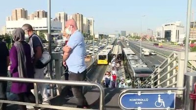 İSTANBUL - Kademeli normalleşmenin üçüncü etabına geçilmesinin ardından trafikte yoğunluk arttı
