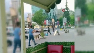  Kaldırımdaki çöp kutusunu söküp böyle götürdü