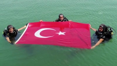 MERSİN - Dalgıç polisler su altında Denizcilik ve Kabotaj Bayramı'nı kutladı