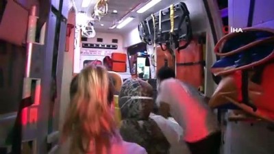 belediye otobusu -  Otomobil park halindeki belediye otobüsüne çarptı: 1’i ağır 4 yaralı Videosu