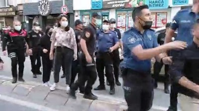 memur -  Polisler görevini yapan gazetecileri tartakladı Videosu
