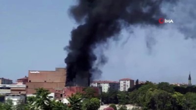  Sefaköy'de bir binada yangın çıktı. Bina alev alev yanarken, olay yerine itfaiye ve polis ekipleri sevk edildi.