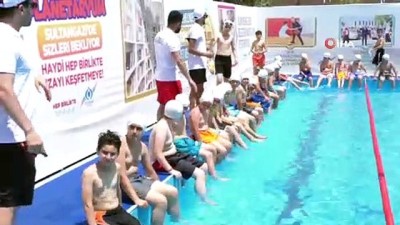  Sultangazi’de çocuklar yüzme havuzlarında yazın tadını çıkartıyor