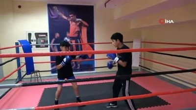boksor -  Boksa başladığı 7'inci ayında Türkiye Şampiyonu oldu Videosu