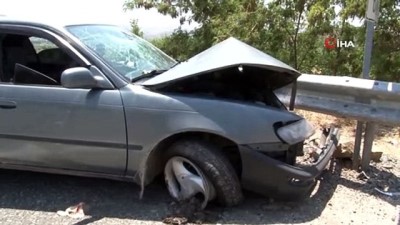  Hafif ticari araç ile çarpışan otomobil bariyerlere saplandı: 5 yaralı