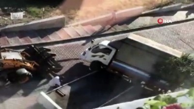 goreme -  Kağıthane’de yokuş aşağı kayan kamyonet böyle devrildi:1 yaralı Videosu
