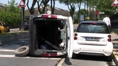  Beşiktaş’ta refüje çarpan otomobil yan yattı