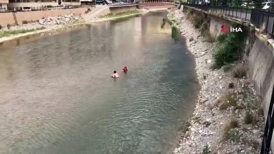 kalaba -  Sıcaktan bunalan çocuklar Çoruh’ta serinliyor Videosu