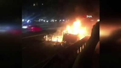 kopru -  Ümraniye Çakmak Köprüsü'nde bir kamyonet alev alev yandı Videosu