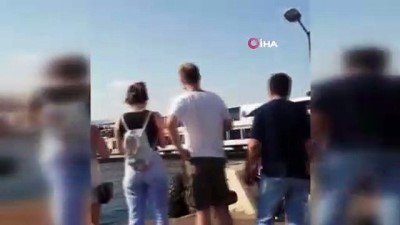 vapur iskelesi -  Üsküdar'da vapurdan denize düşen kadını vatandaşlar kurtardı Videosu