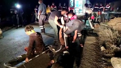 multeci -  Van'ın Muradiye İlçesi'nde kaçak mülteci taşıyan minibüsün kaza yapması sonucu çok sayıda yaralı ve ölü olduğu belirtildi Videosu