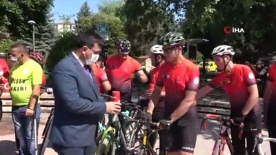 bisiklet turu -  15 Temmuz şehitlerinin mezarlarından alınan topraklar bisikletlerle Ömer Halisdemir'in kabrine ulaşacak Videosu