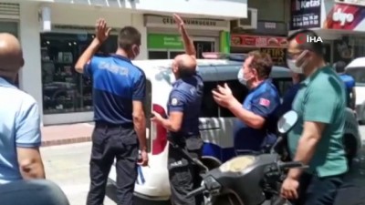 nadan -  Balıkesir'de görünmez kaza...5. katın camı yoldan geçen adamın kafasına düştü Videosu
