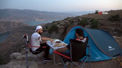 kanyon -  Doğasever vatandaş uçurumun kenarında bir gün kalarak Siirt’i tanıtıyor Videosu