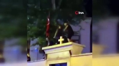 ibadet -  Kadıköy’de kilise duvarında dans eden 3 şüpheli gözaltına alındı Videosu