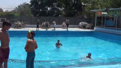  Sıcaktan bunulan çocuklar havuzlara koştu