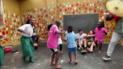 kirtasiye malzemesi -  Türkiye’den uzanan yardım eli Afrika’daki çocukların yüzünü güldürüyor Videosu