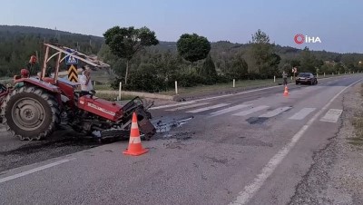  Kavşakta dönüş yapan traktöre otomobil çarptı: 2 yaralı