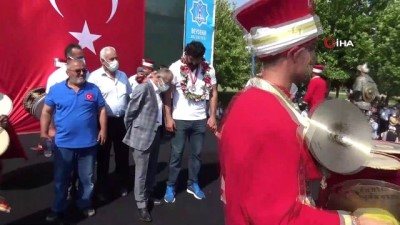 Konyalı pehlivan İsmail Koç memleketinde 'şampiyon' gibi karşılandı