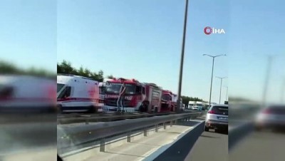 yangina mudahale -  TEM otoyolunda bariyerlere çarparak devrilen kamyon alev aldı Videosu