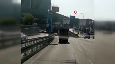 bebek -  Trafikte seyreden kamyonetin kasasındaki kundak, görenleri hayrete düşürdü Videosu