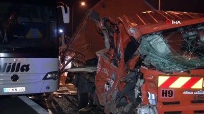  Yolcu otobüsüyle İBB aracı çarpıştı: 4 yaralı