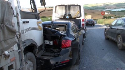 zincirleme kaza -  Arnavutköy’de 6 araçlı zincirleme trafik kazası: 3 yaralı Videosu