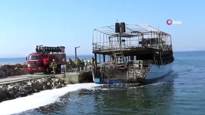 gemi personeli -  Balıkesir'de tur teknesindeki yangın söndürüldü Videosu