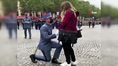  - Fransa'da askeri geçit töreninde evlilik teklifi